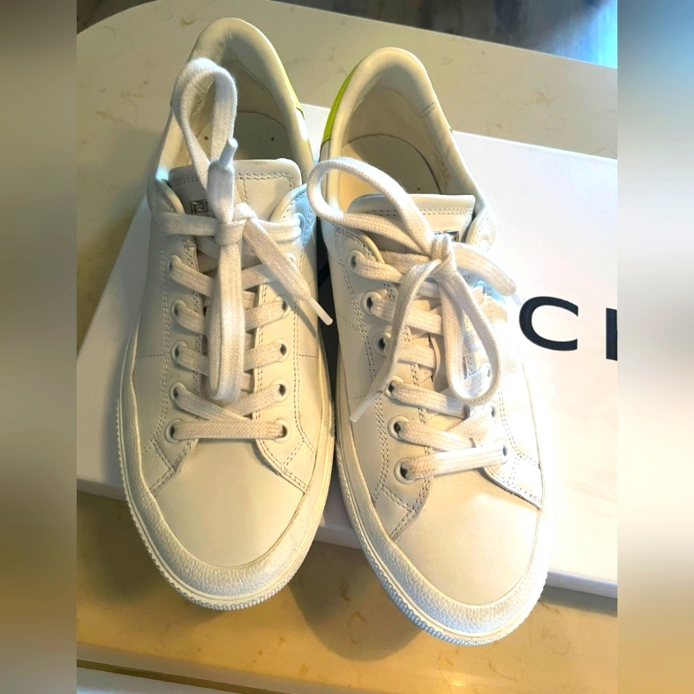 GIVENCHY city court low top sneakers.